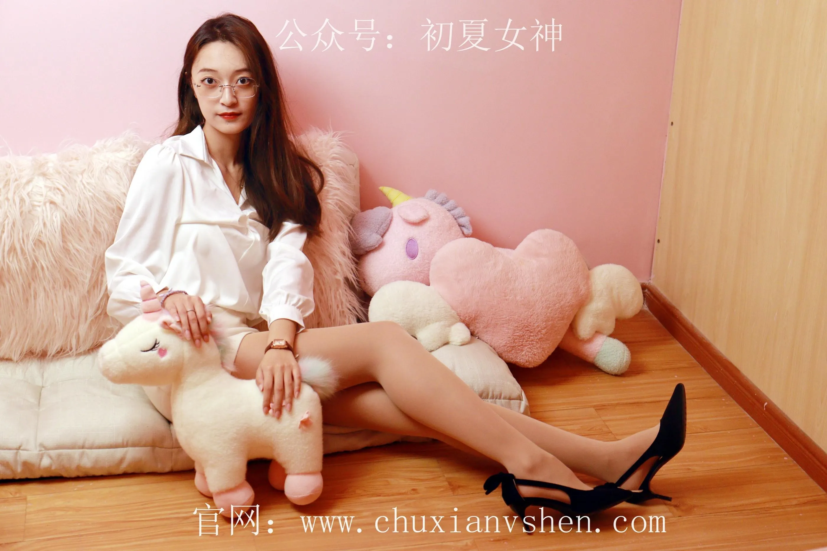 初夏女神 NO.065 依依 家教工装搭配高跟鞋 [120P]插图1